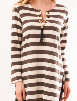 Bluza Dama Lunga In Dungi Cu Colier Layering Up Alb Si Maro